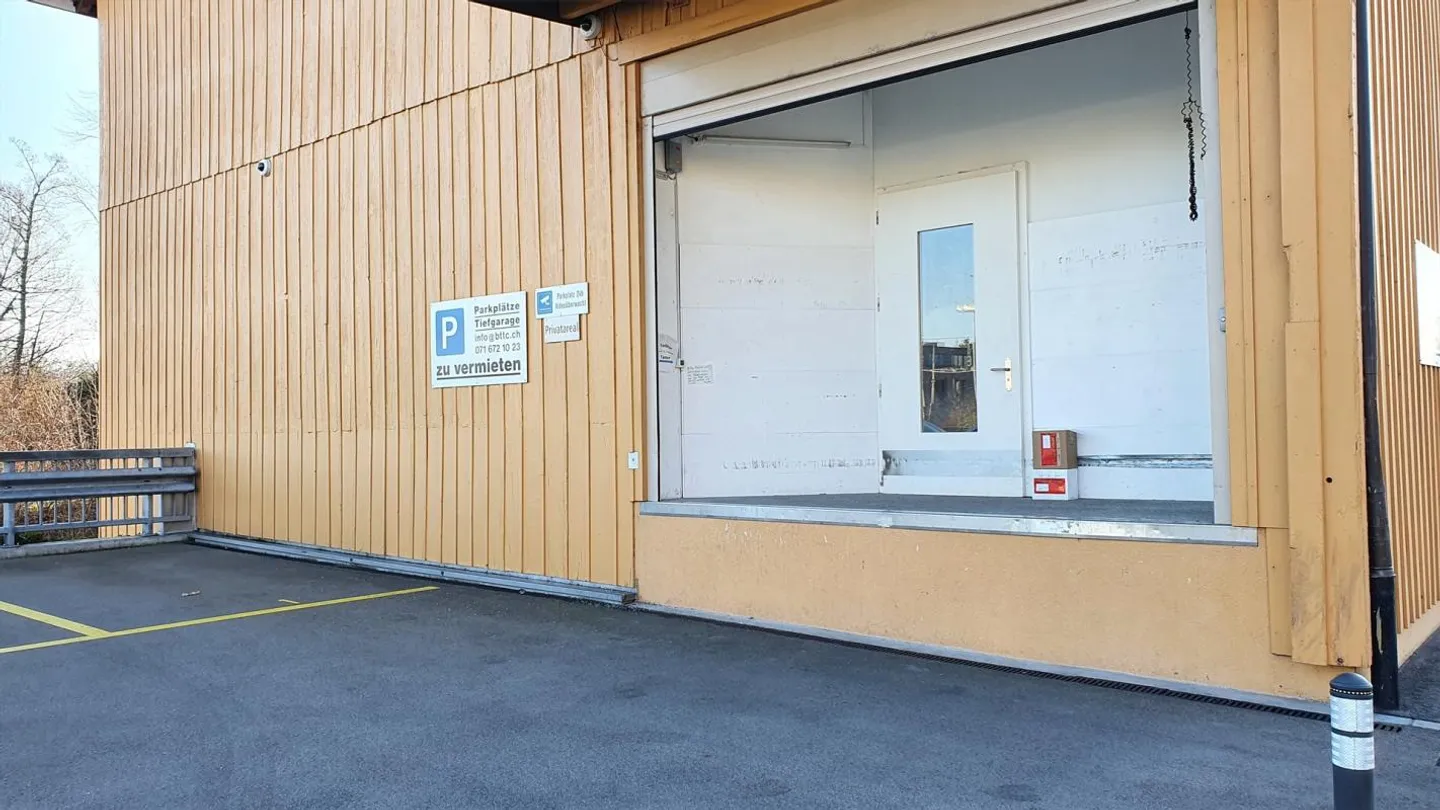 Large storage on the ground floor, easily accessible, central, video monitored - Photo 3 of 5