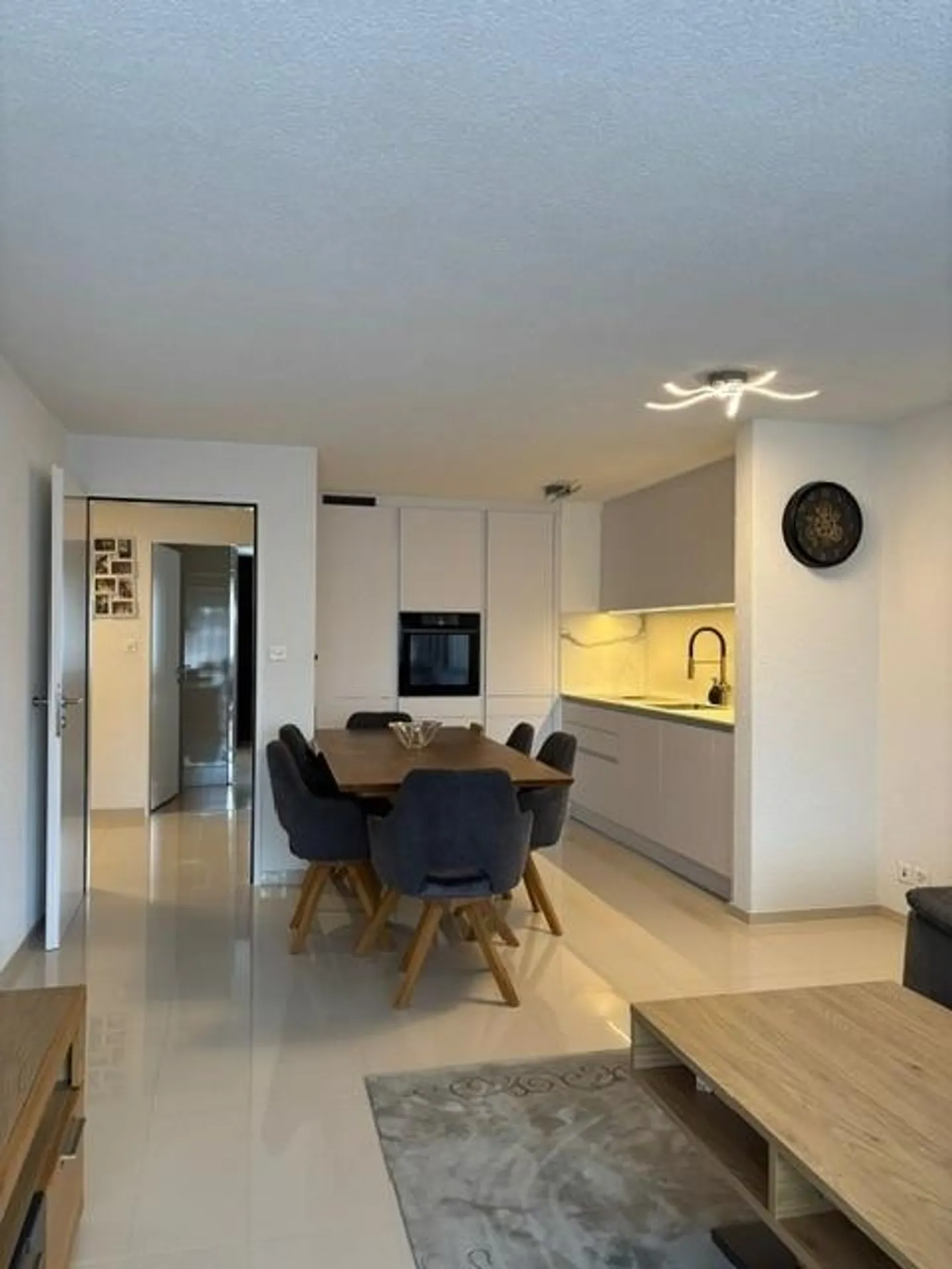 Schöne renovierte 4.5 Zi. Wohnung mit eigener Garagenbox und Wa /Tu - Foto 1 von 8