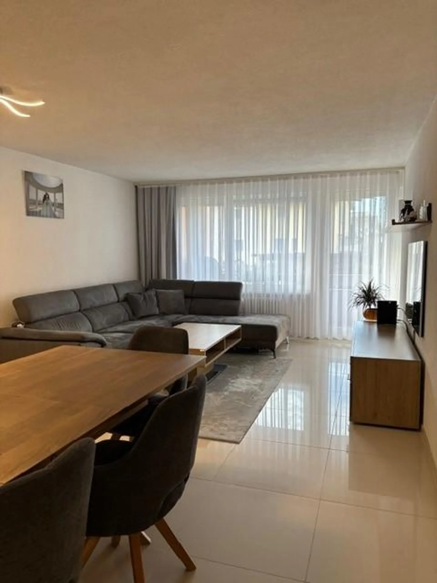 Schöne renovierte 4.5 Zi. Wohnung mit eigener Garagenbox und Wa /Tu - Foto 2 von 8
