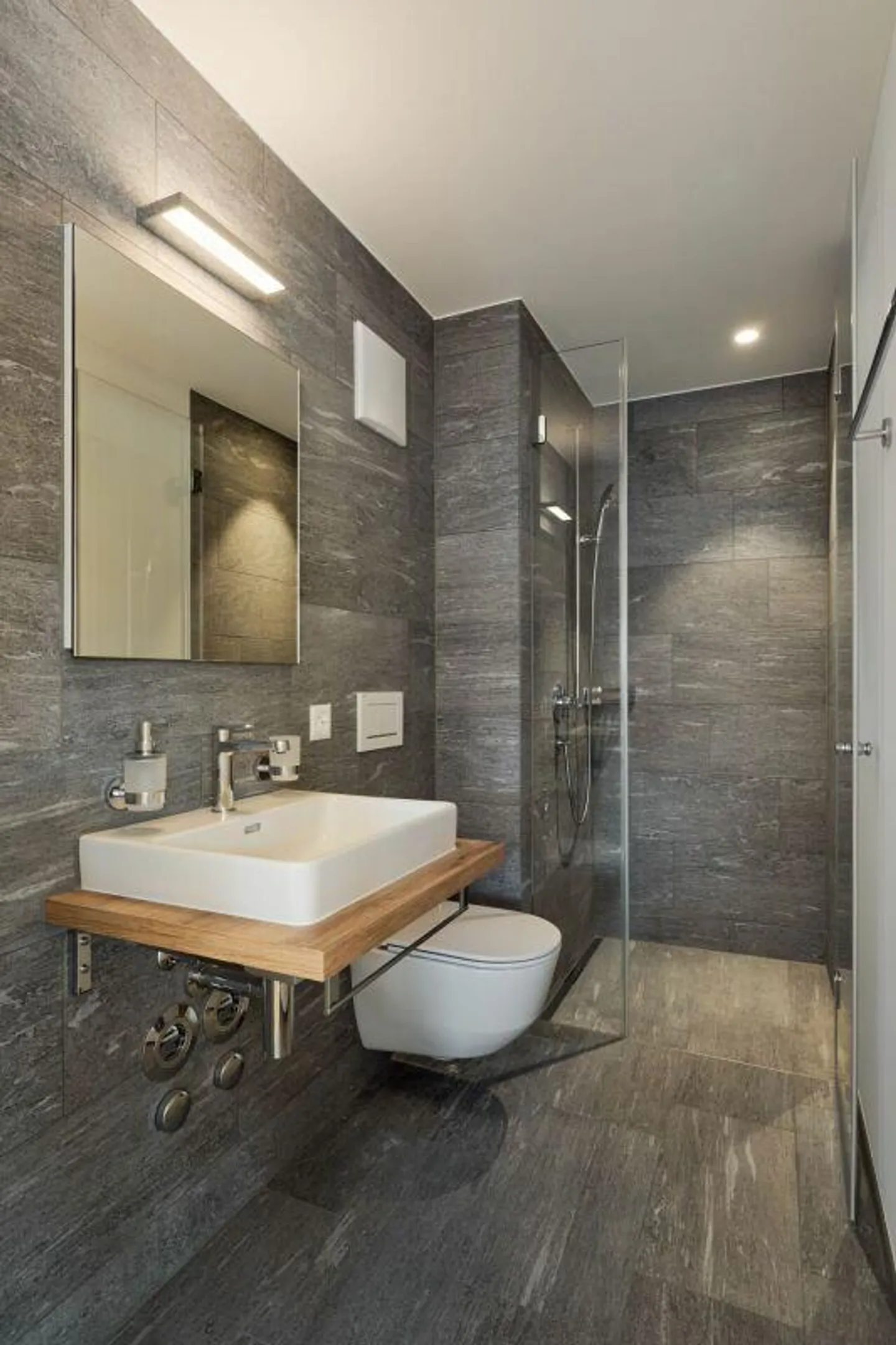 Moderne 2.5 Zimmer-Wohnung in Tomils - Foto 2 von 4