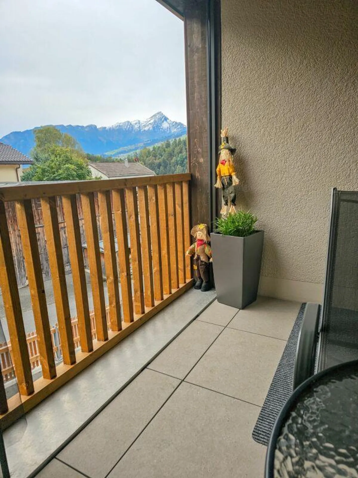 Moderne 2.5 Zimmer-Wohnung in Tomils - Foto 3 von 4