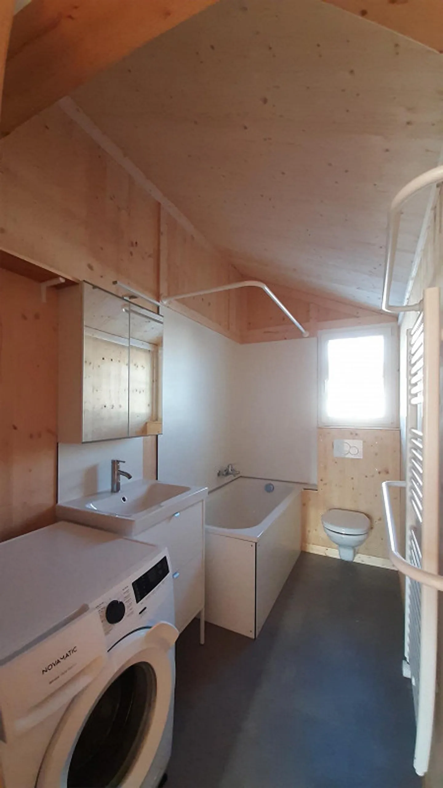 Charmante Dachwohnung mit Aussicht - Foto 5 von 6
