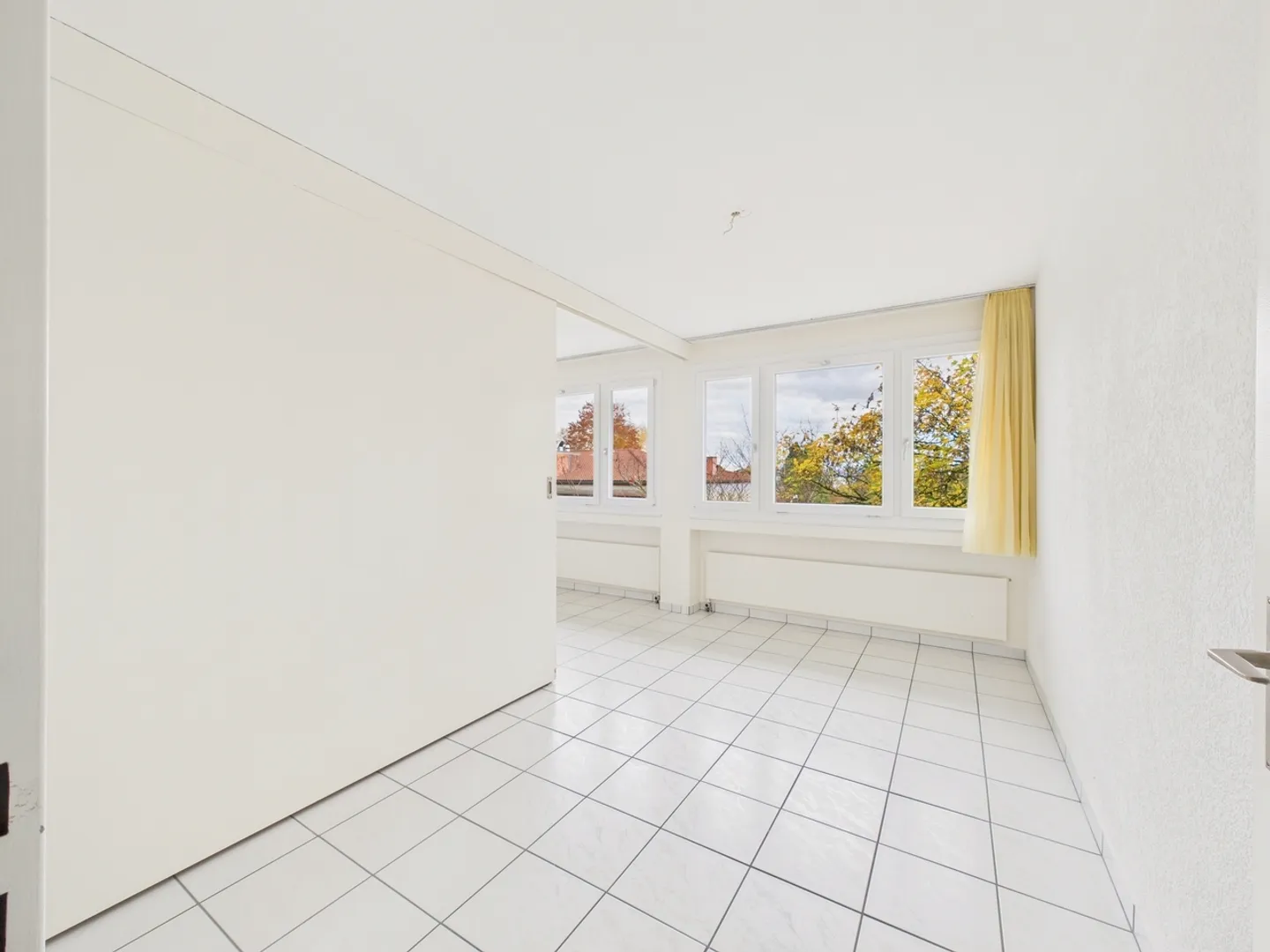 Moderno appartamento di 4,5 stanze con balcone e terrazza sul tetto a Ipsach - Foto 10 di 13