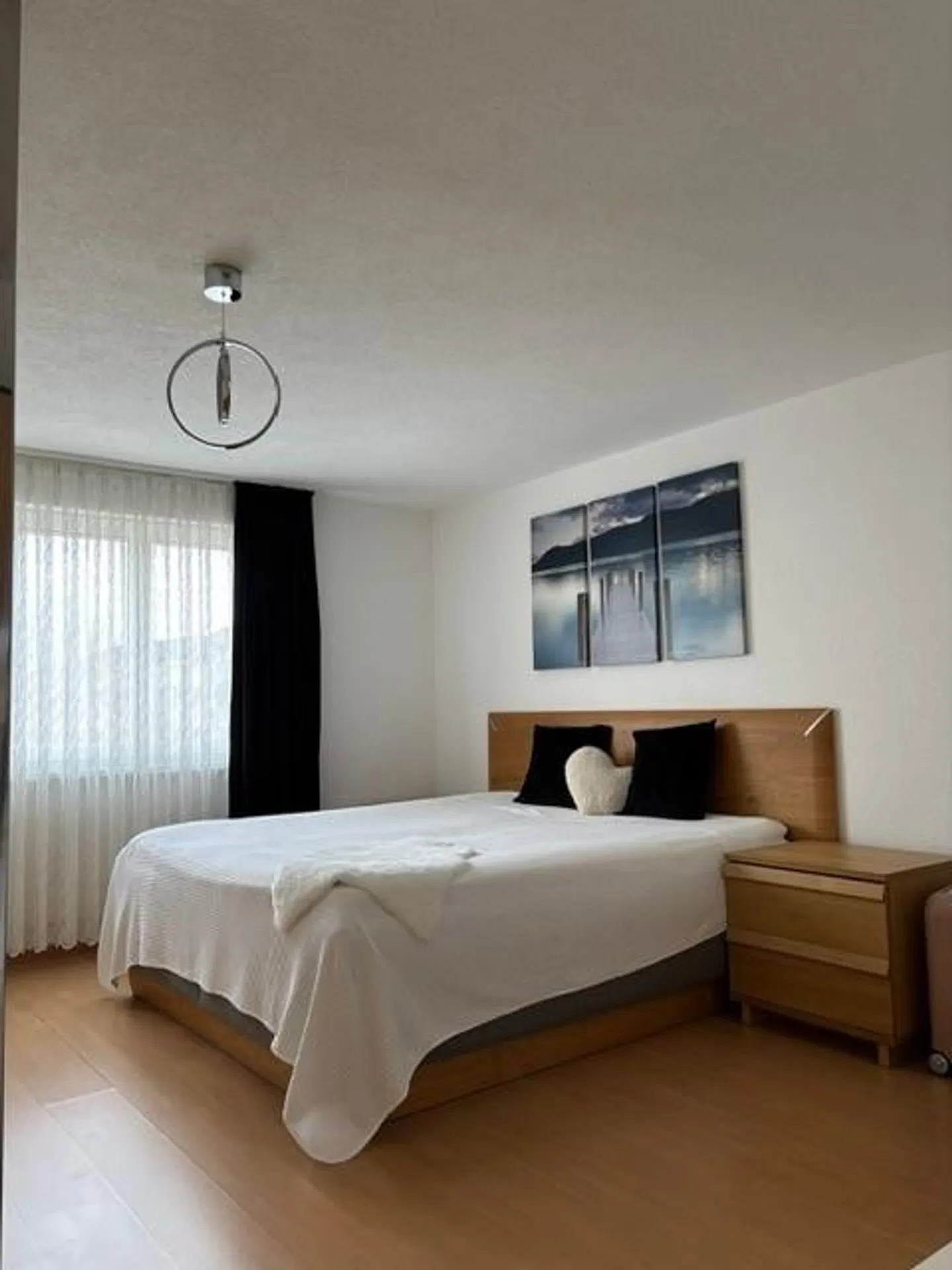 Schöne renovierte 4.5 Zi. Wohnung mit eigener Garagenbox und Wa /Tu - Foto 3 von 8