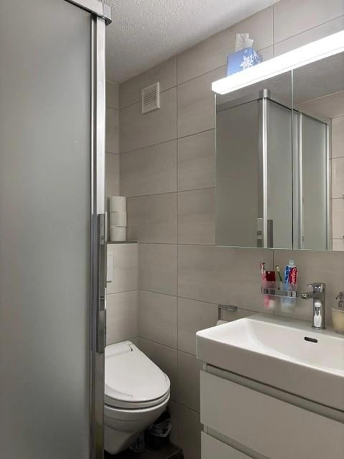 Schöne renovierte 4.5 Zi. Wohnung mit eigener Garagenbox und Wa /Tu - Foto 7 von 8