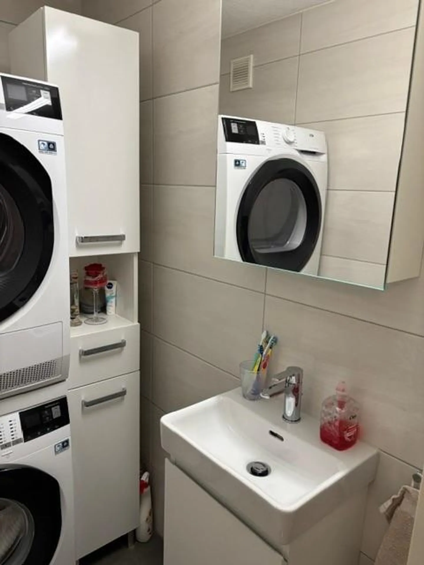 Schöne renovierte 4.5 Zi. Wohnung mit eigener Garagenbox und Wa /Tu - Foto 8 von 8