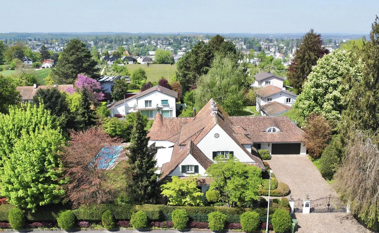Repräsentative  9-Zi Landhausvilla auf dem Bruderholz in Binningen - Foto 3 von 15