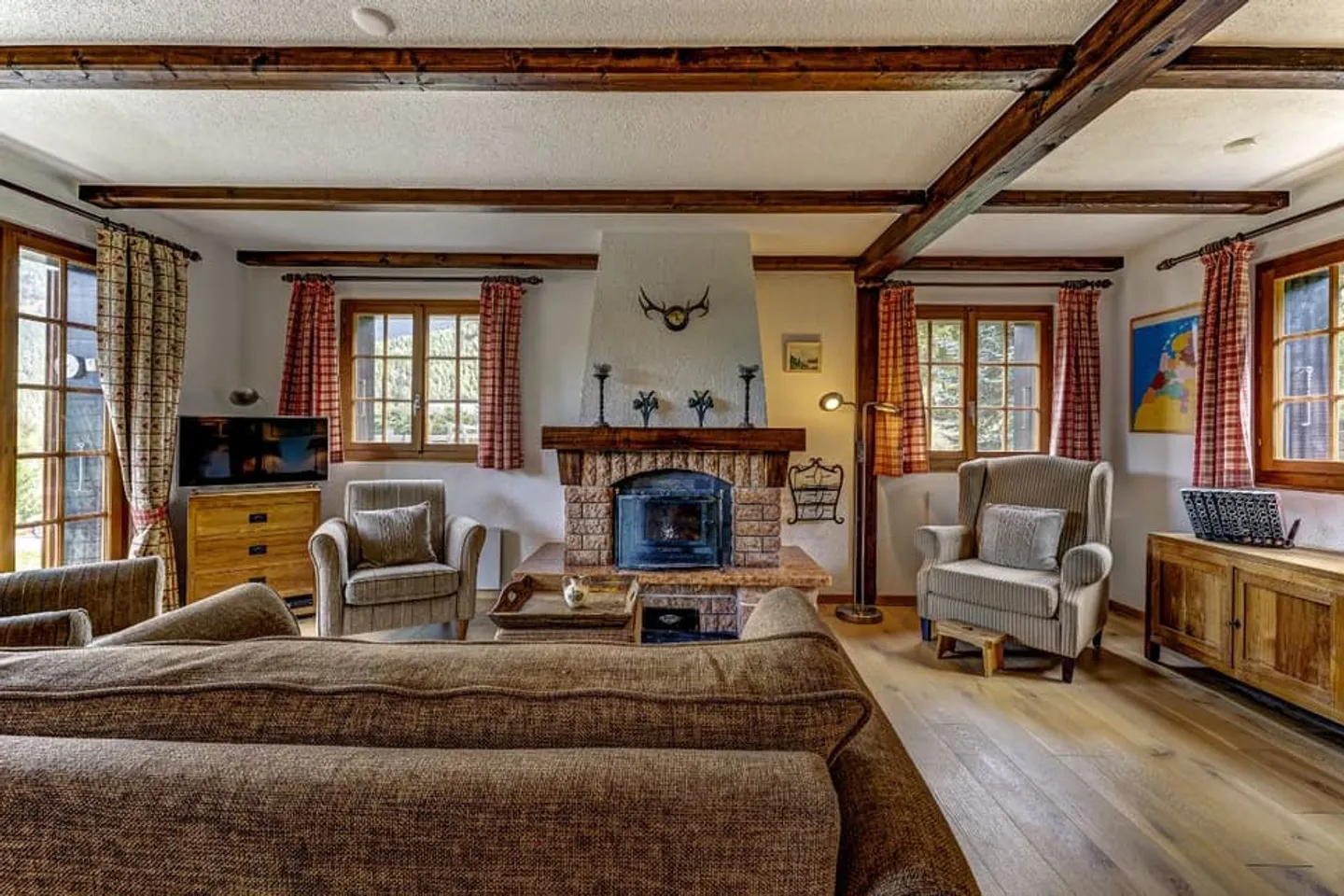 Classic 3-Bedroom Alpine Chalet with Excellent Views - Photo 3 of 13