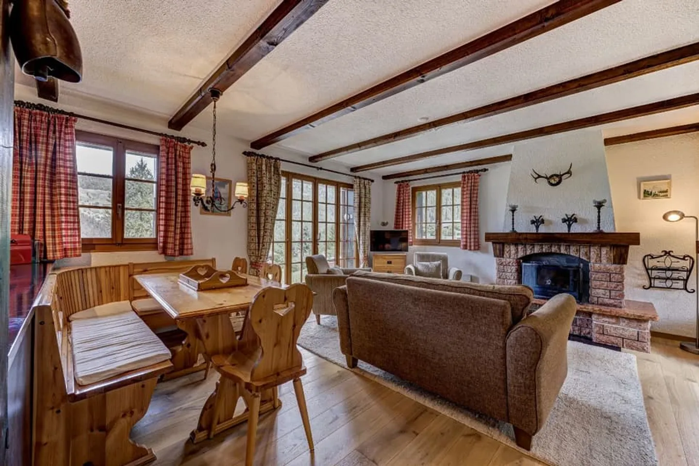 Classic 3-Bedroom Alpine Chalet with Excellent Views - Photo 2 of 13