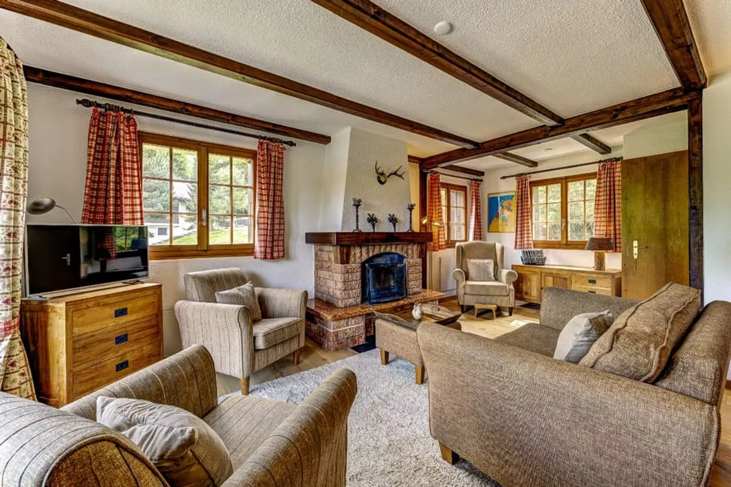 Classic 3-Bedroom Alpine Chalet with Excellent Views - Photo 7 of 13