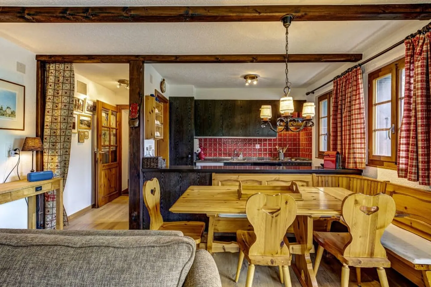 Classic 3-Bedroom Alpine Chalet with Excellent Views - Photo 8 of 13