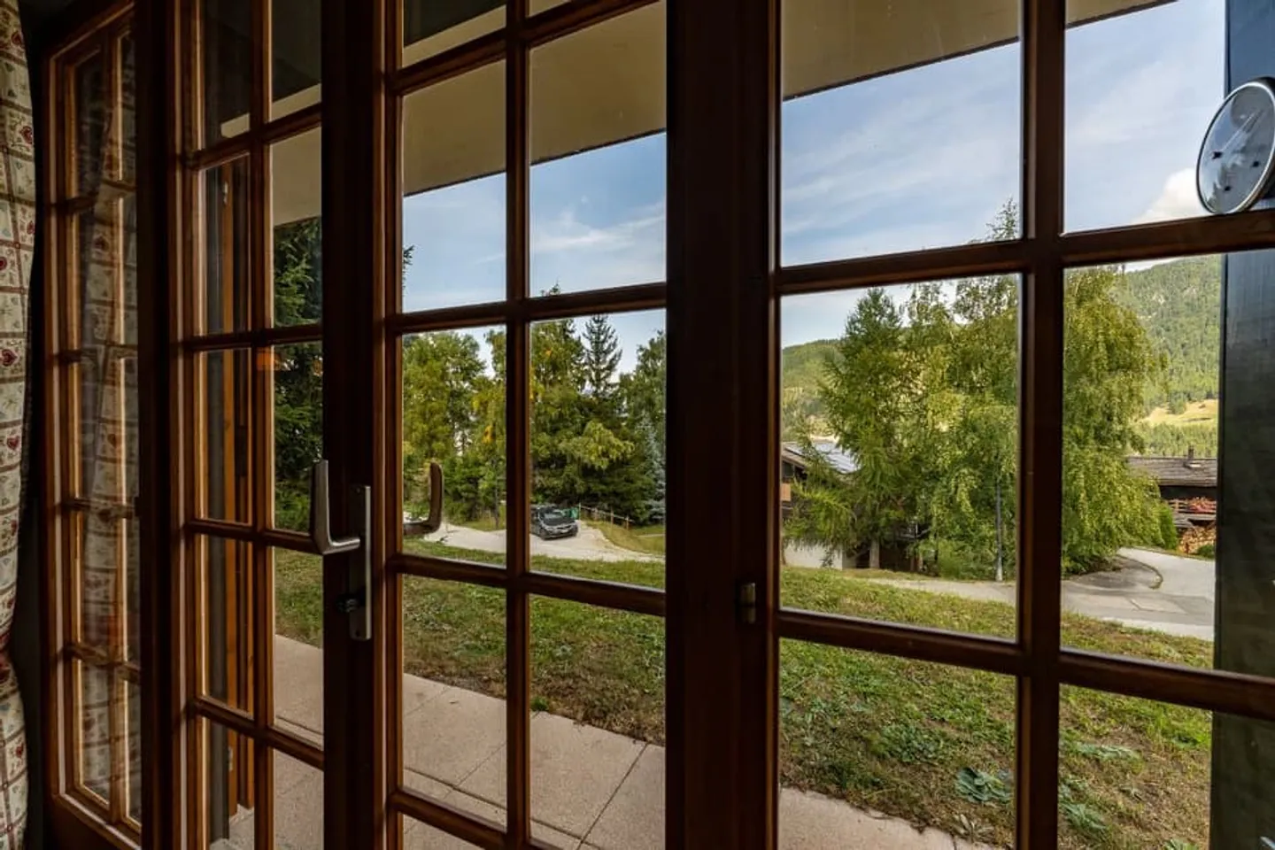 Classic 3-Bedroom Alpine Chalet with Excellent Views - Photo 9 of 13