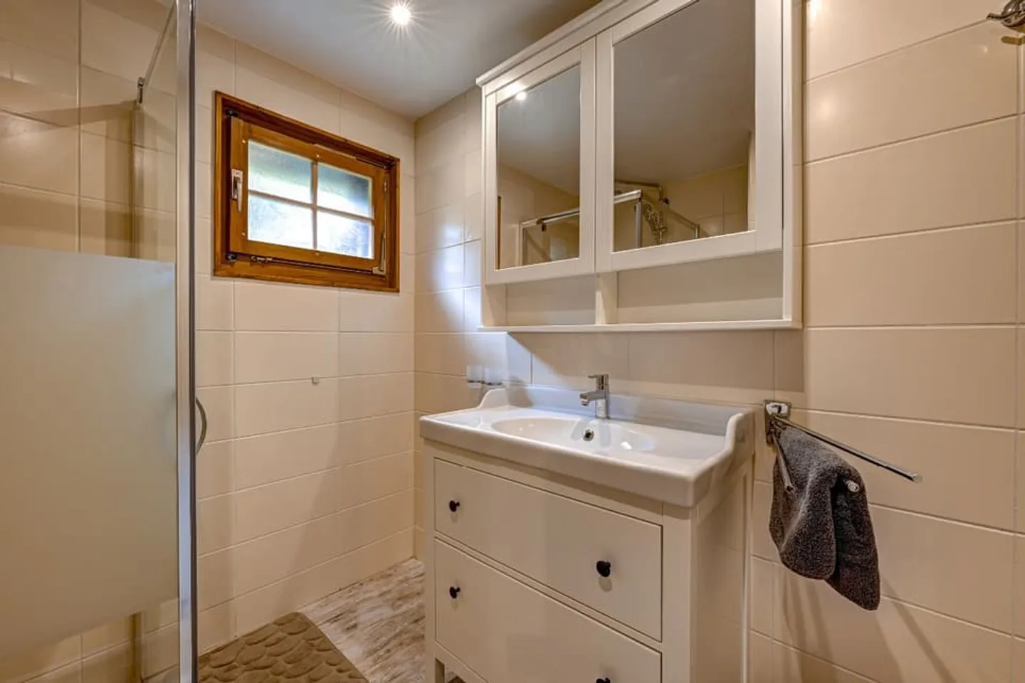 Classic 3-Bedroom Alpine Chalet with Excellent Views - Photo 13 of 13