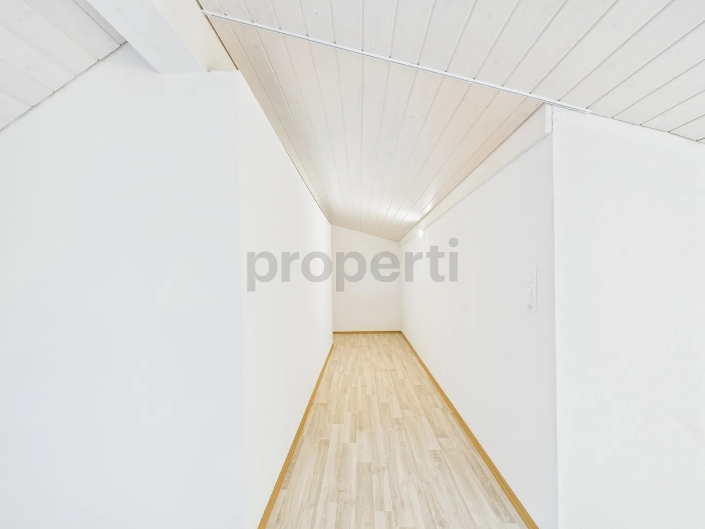 Charmante 4.5-Zimmer Maisonette-Wohnung mit Balkon in Schwanden GL - Foto 12 von 13