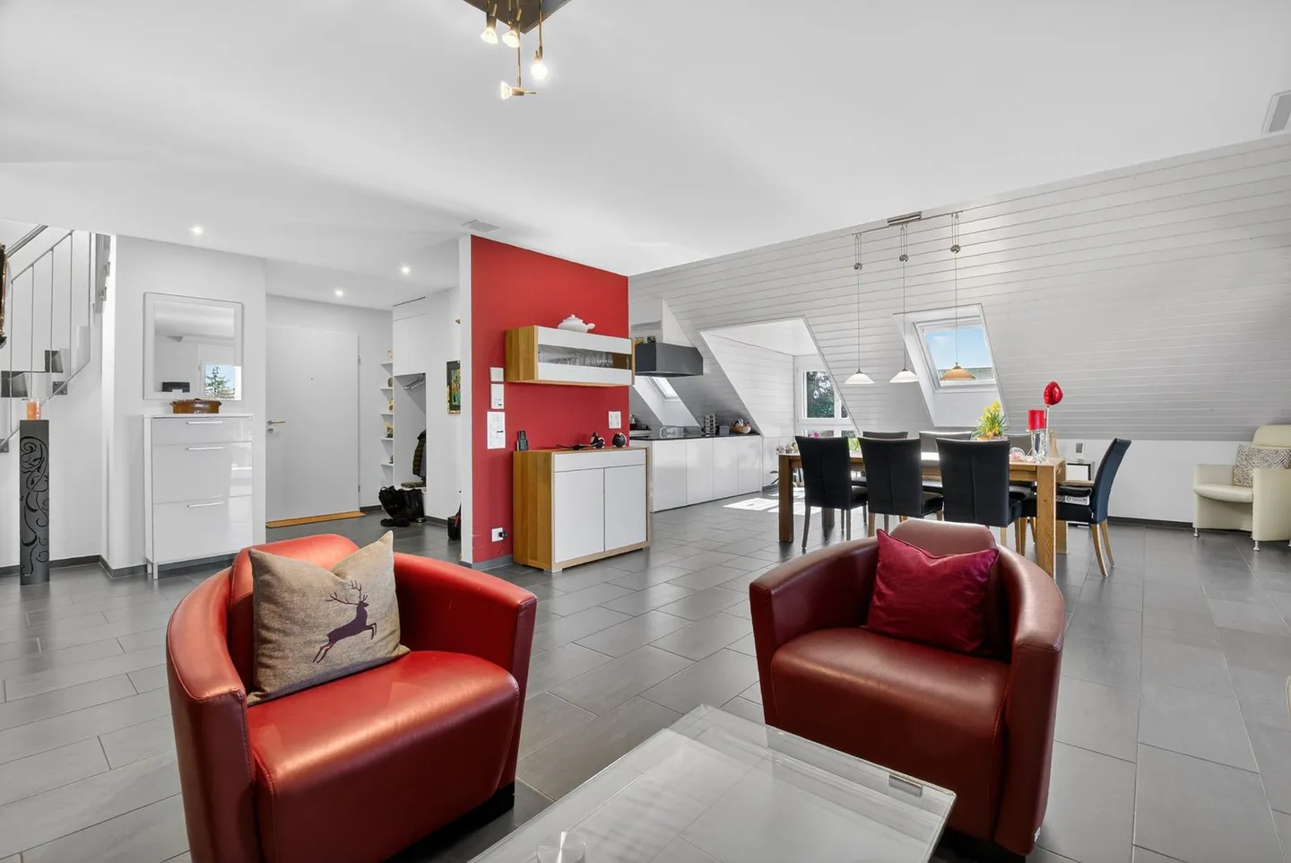 Appartement en duplex moderne de 5,5 pièces avec vue dégagée - Photo 2 sur 13