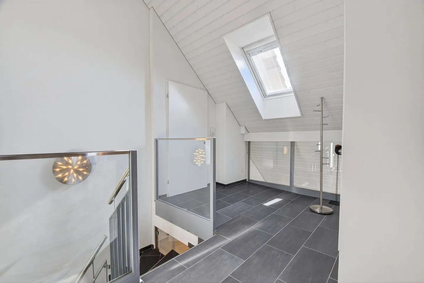 Appartement en duplex moderne de 5,5 pièces avec vue dégagée - Photo 8 sur 13