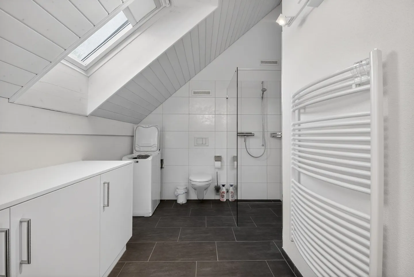 Appartement en duplex moderne de 5,5 pièces avec vue dégagée - Photo 11 sur 13