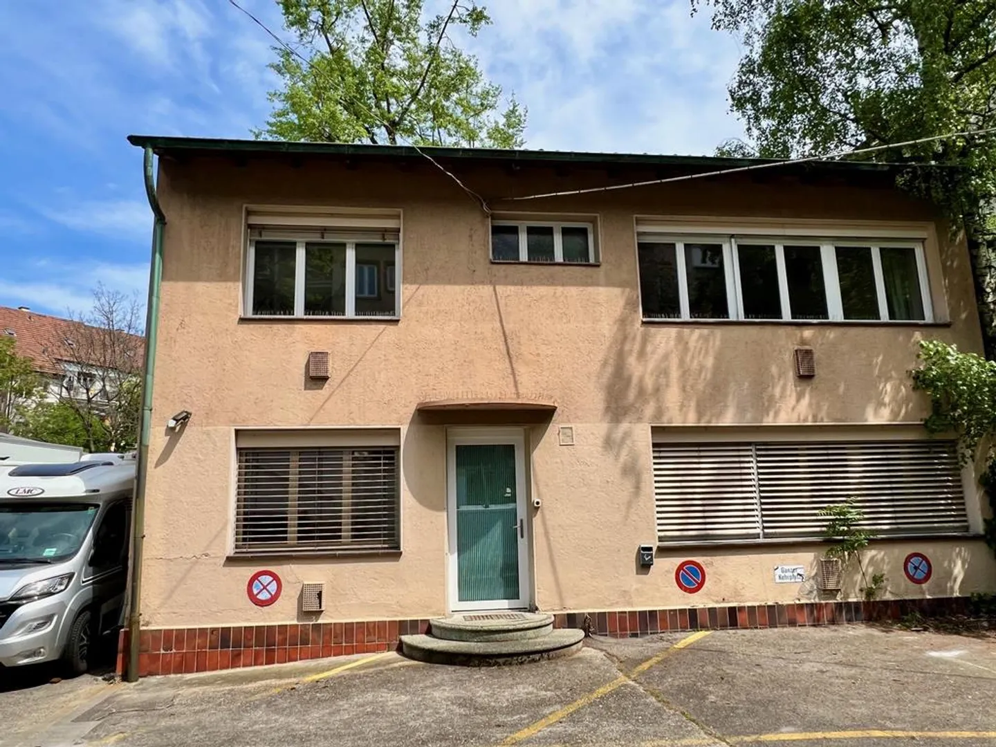 Own office building near Voltaplatz for rent - Photo 1 of 12