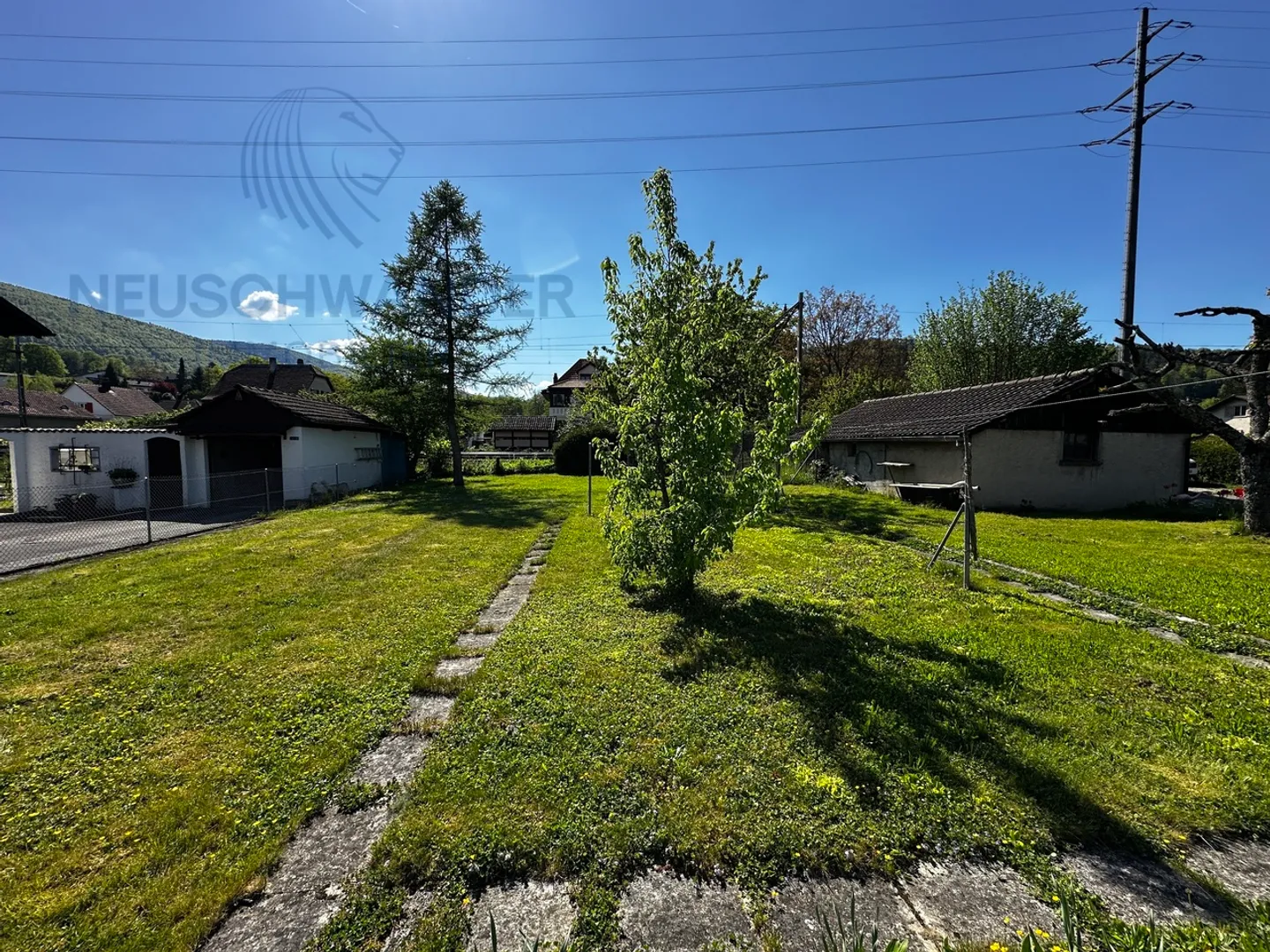 Idéalement placée dans le village avec sous-sol et plusieurs garages - Photo 2 sur 2