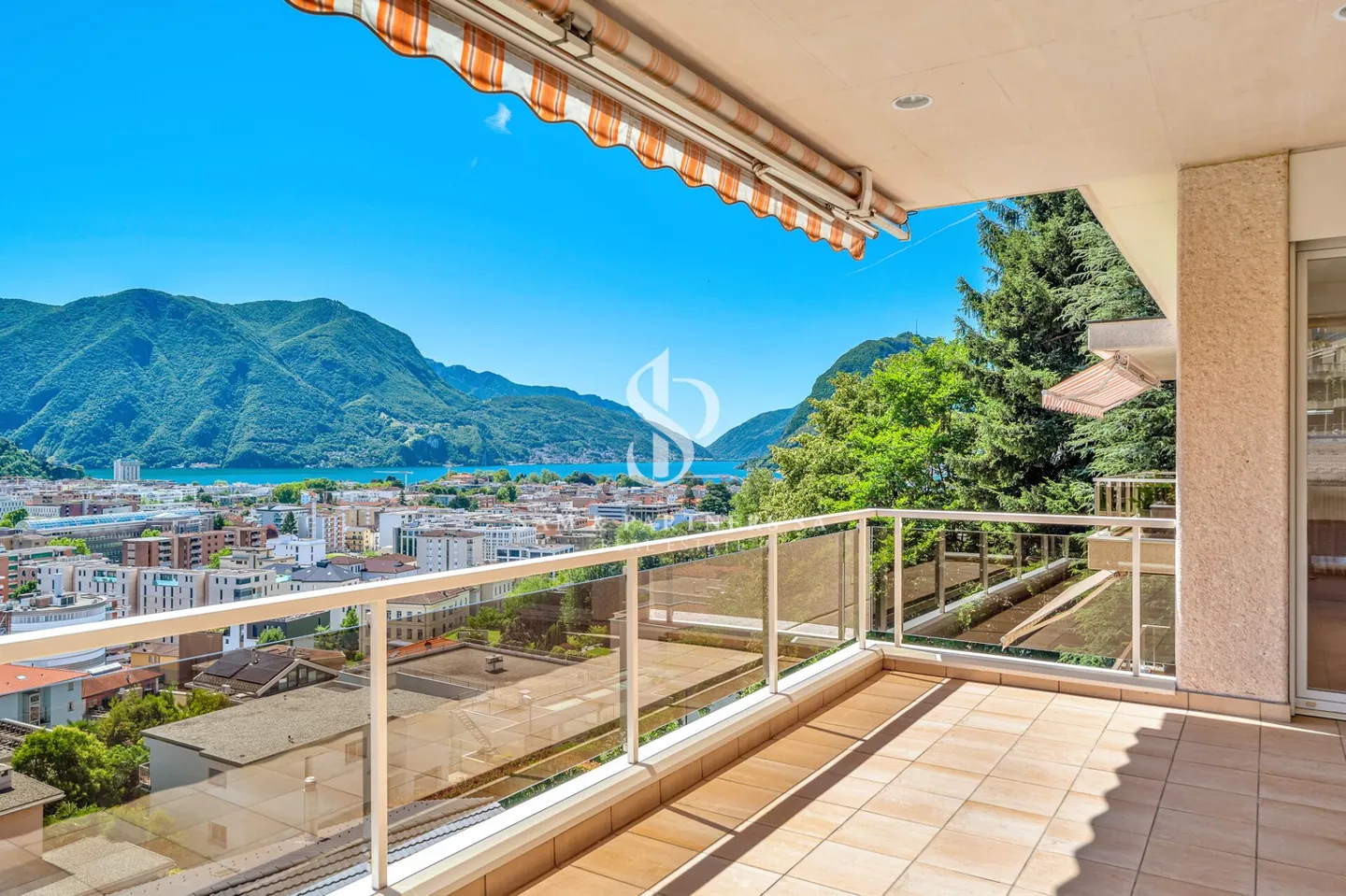 Exklusive Panoramaaussicht mit Seeblick - Foto 3 von 19