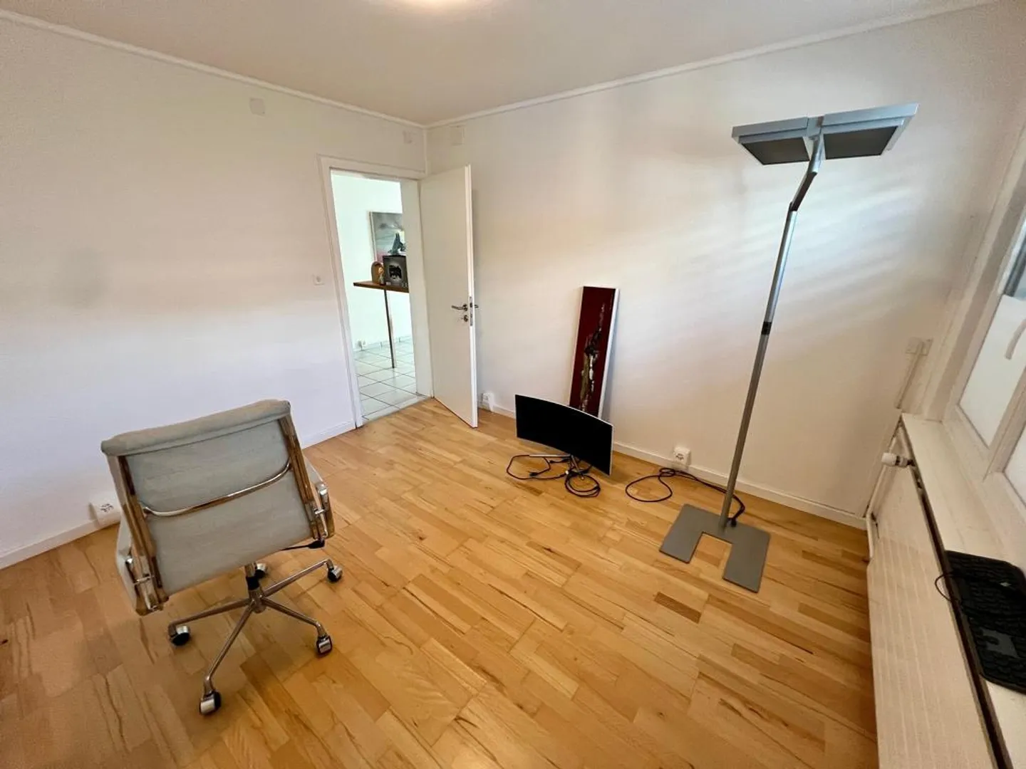 Own office building near Voltaplatz for rent - Photo 10 of 12