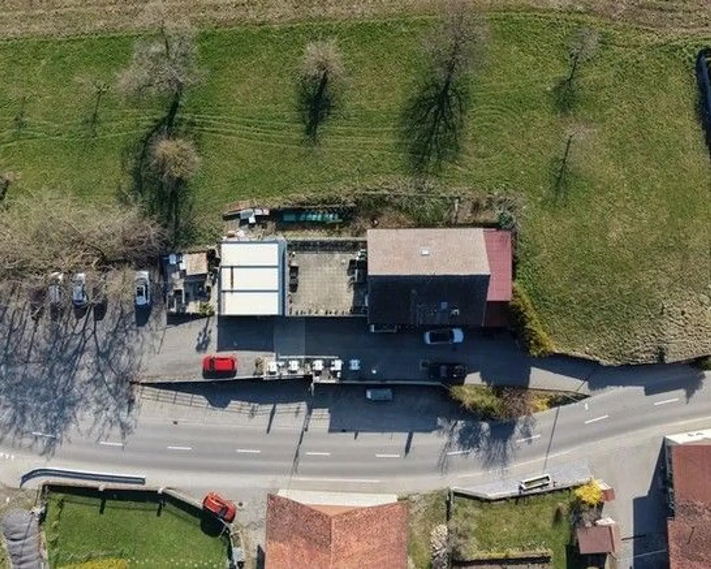 Gemischt genutzte Immobilie mit Garage - Foto 1 von 13