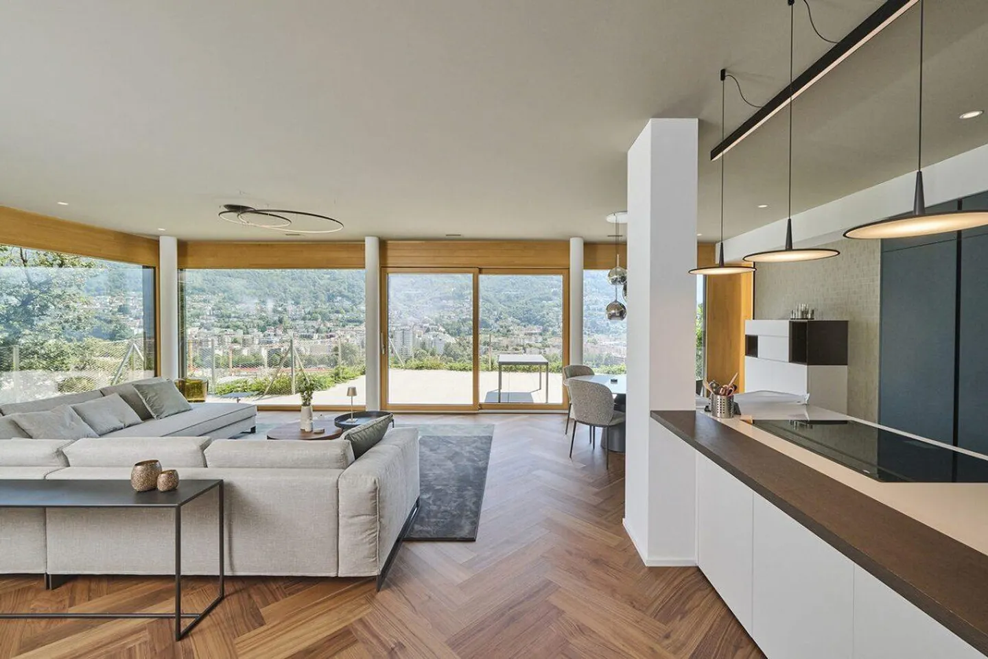 Luxury Penthouse with Lake View - Photo 1 of 14
