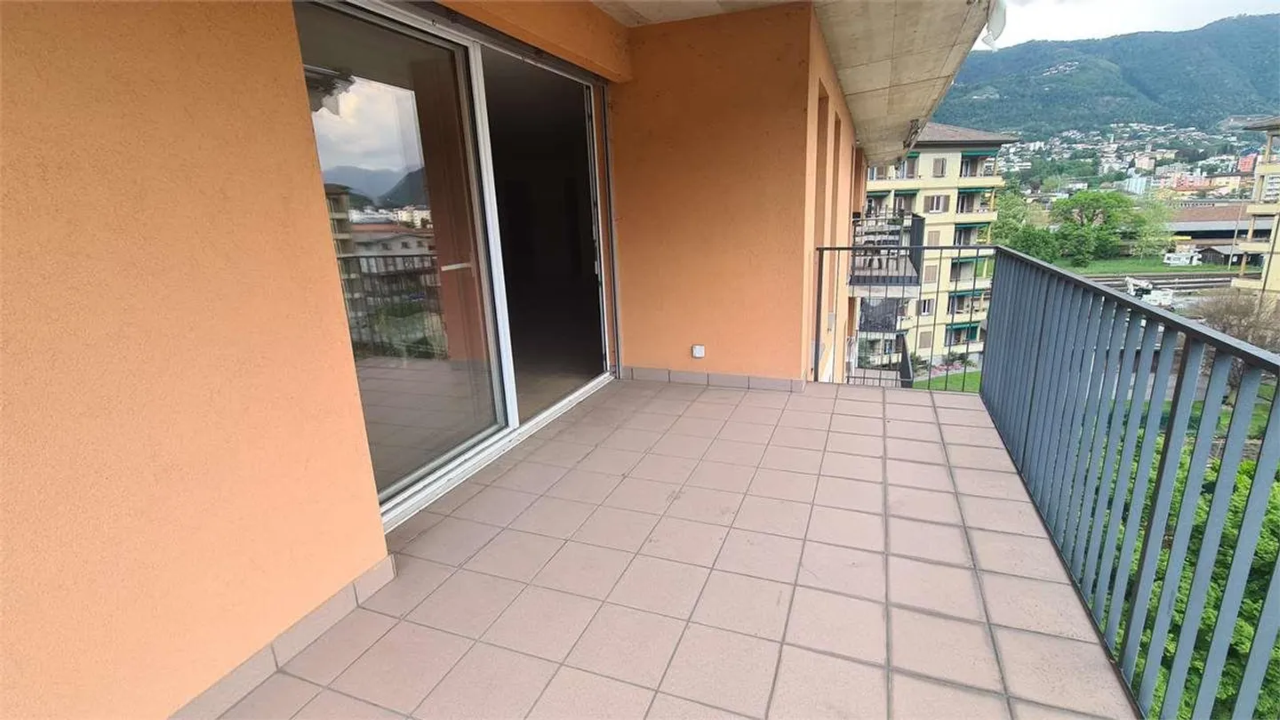 CHIASSO: spazioso attico 4.5 loc. panoramico - Foto 5 di 13