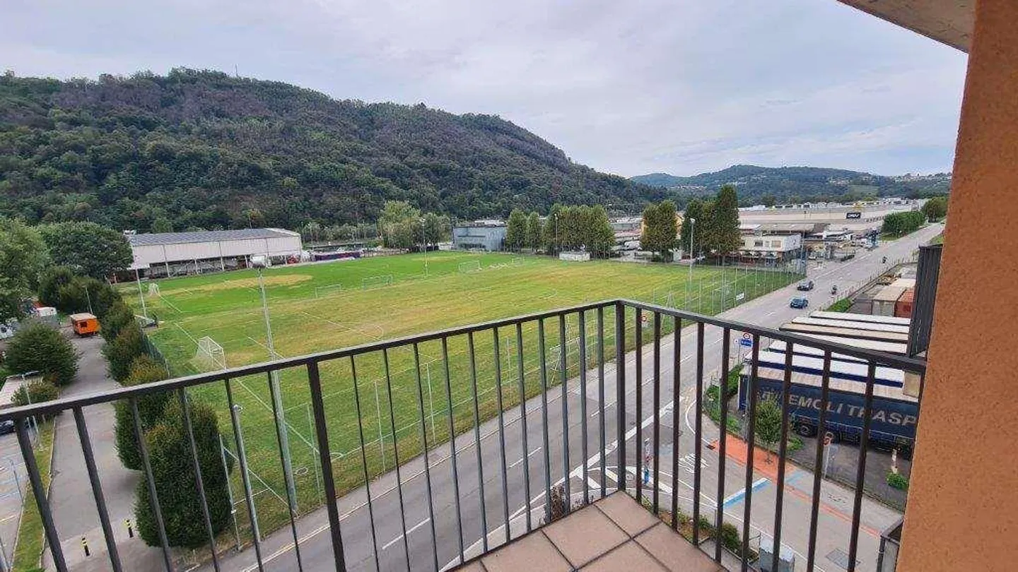CHIASSO: spazioso attico 4.5 loc. panoramico - Foto 7 di 13
