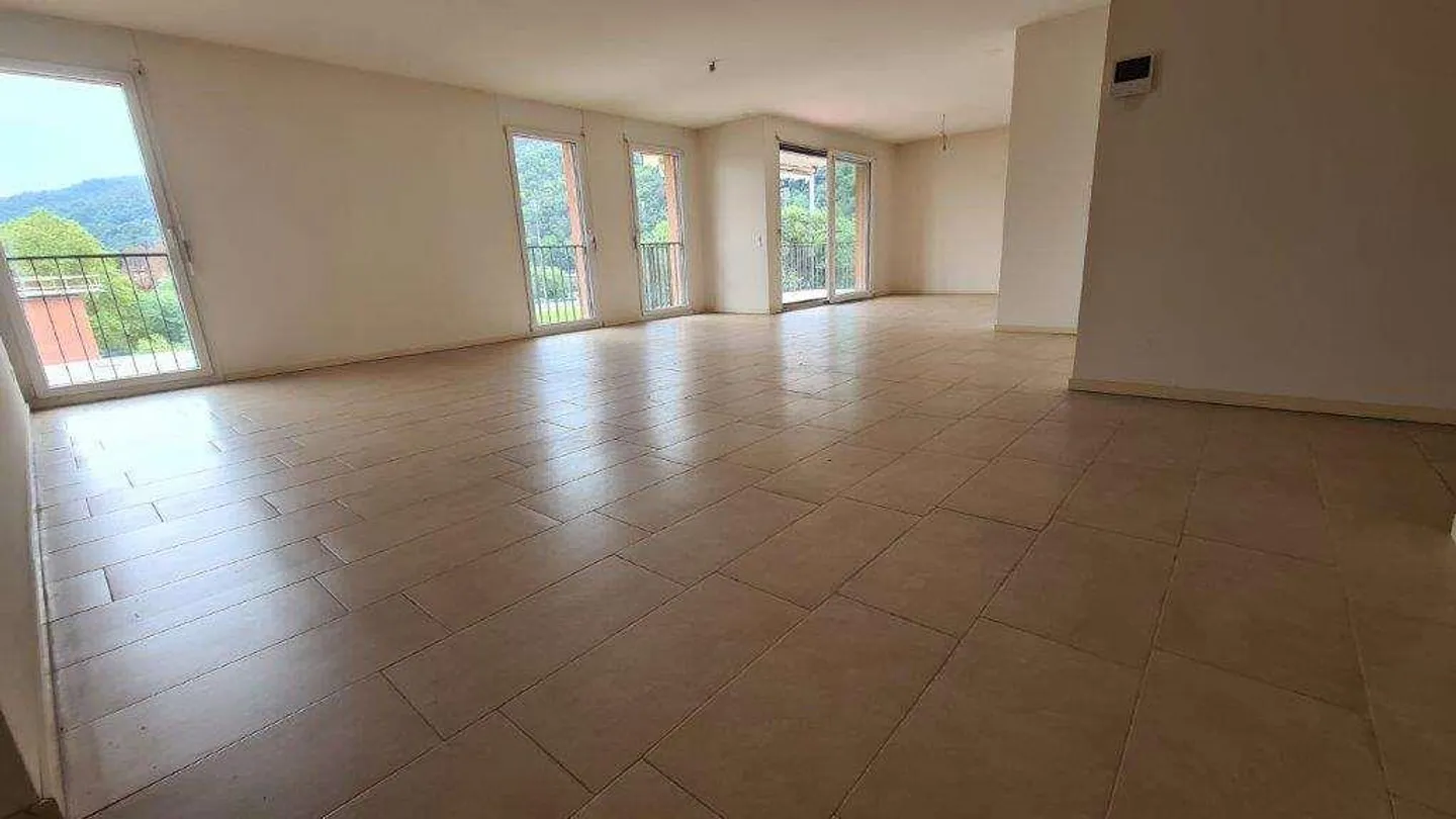 CHIASSO: spazioso attico 4.5 loc. panoramico - Foto 8 di 13
