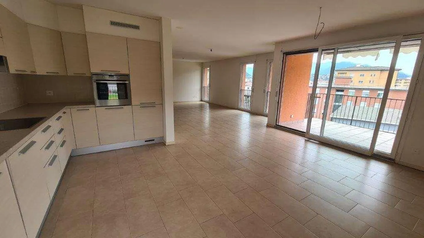 CHIASSO: spazioso attico 4.5 loc. panoramico - Foto 9 di 13