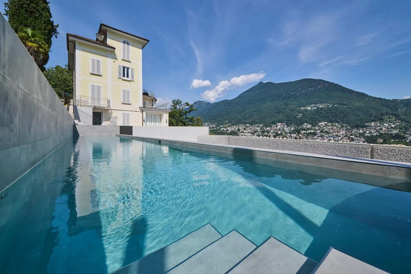 Luxury Penthouse with Lake View - Photo 7 of 14
