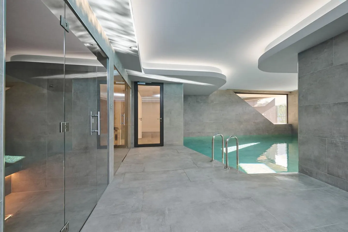 Luxury Penthouse with Lake View - Photo 9 of 14