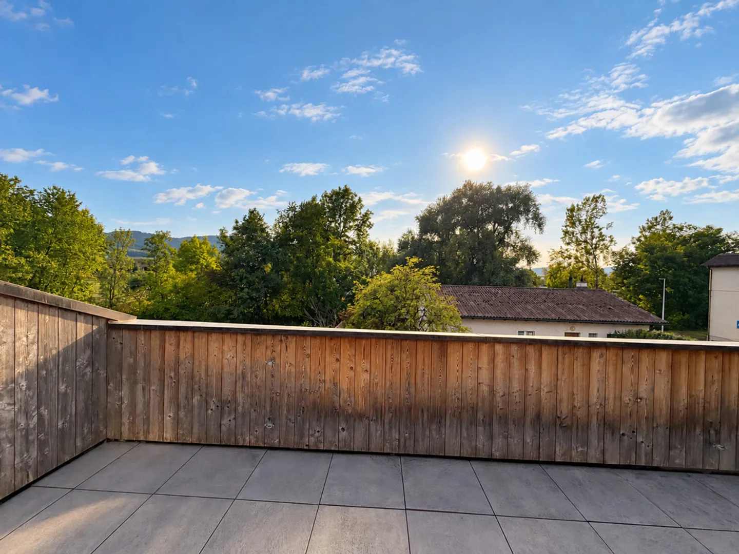 A huge terrace with a view of the countryside - Photo 1 of 10
