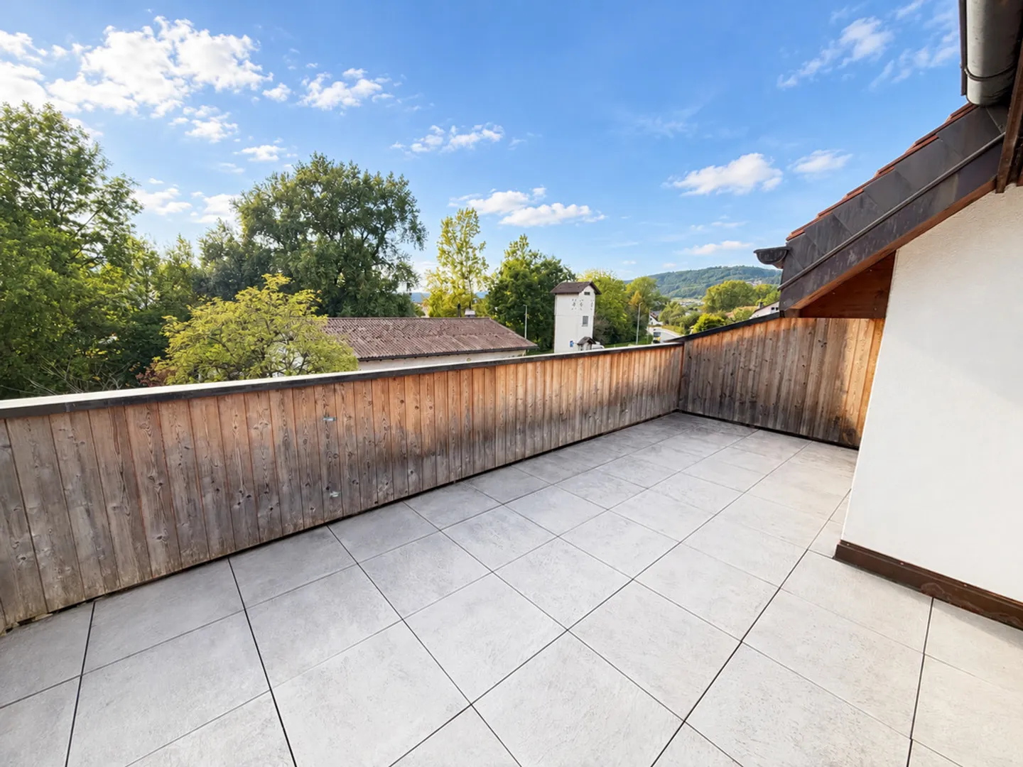 A huge terrace with a view of the countryside - Photo 2 of 10