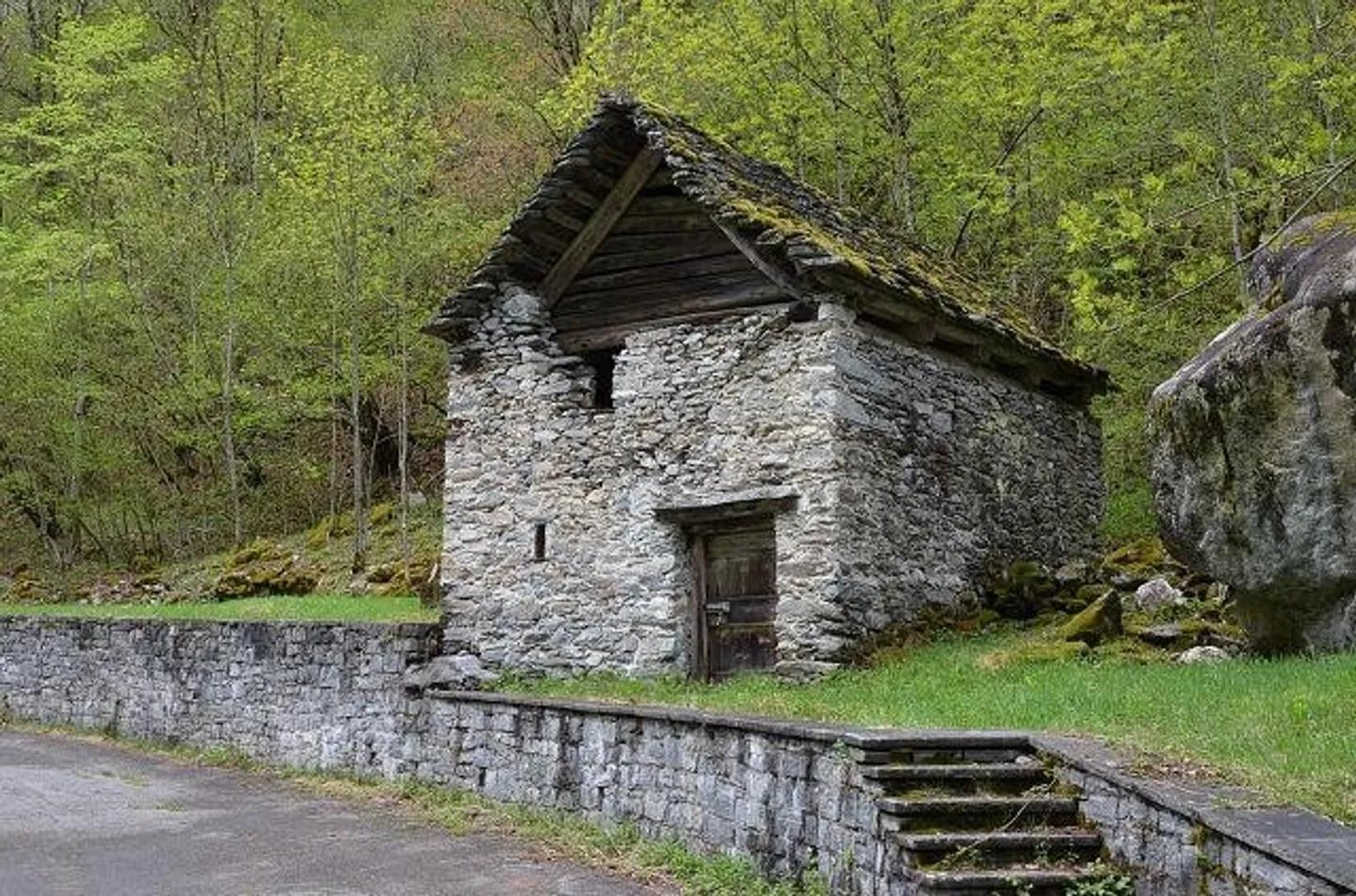 Rustico di 2 piani da ristrutturare nella natura con grande area boschiva - Foto 1 di 30