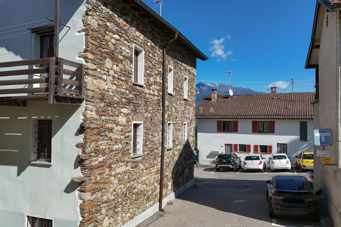 Historisches Haus im Kern mit privatem Platz und Garage - Foto 3 von 15