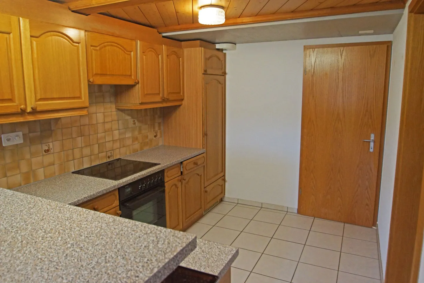 Quiet, cozy 2-room apartment with seating area - Photo 3 of 6