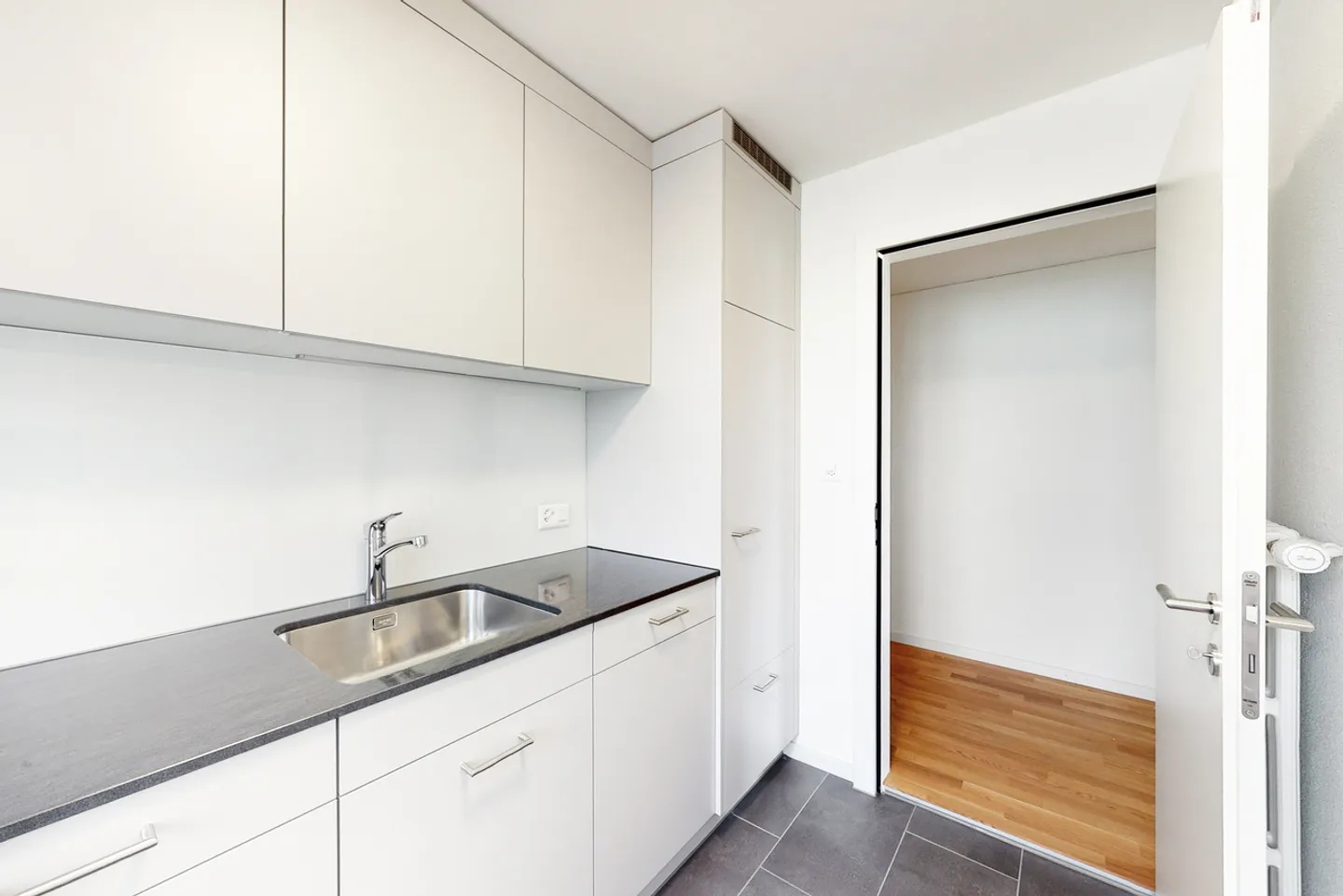 Charming 3-Room Apartment in Zurich - Photo 2 of 8