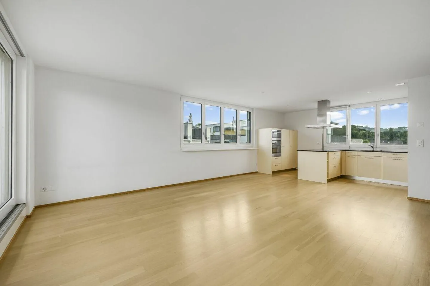 Attico con due terrazze e posto auto - Foto 2 di 13