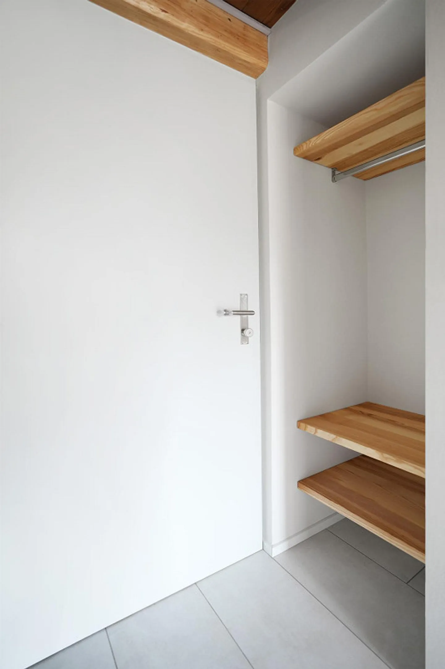 Historical old building apartment renovated in 2022 - Photo 9 of 17