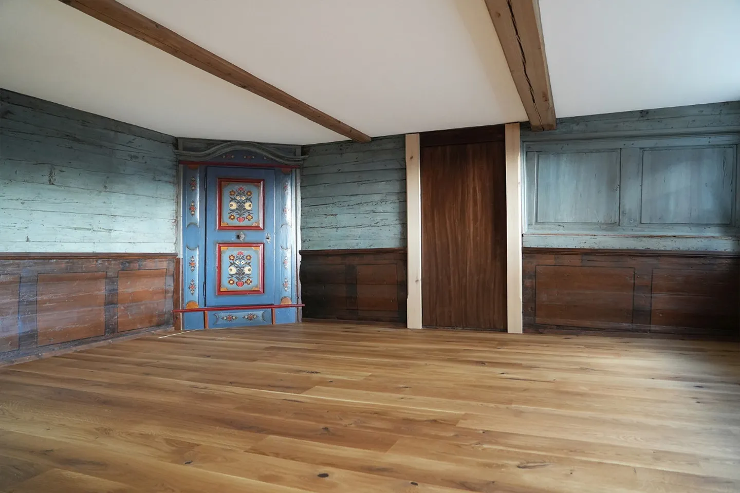 Historical old building apartment renovated in 2022 - Photo 10 of 17
