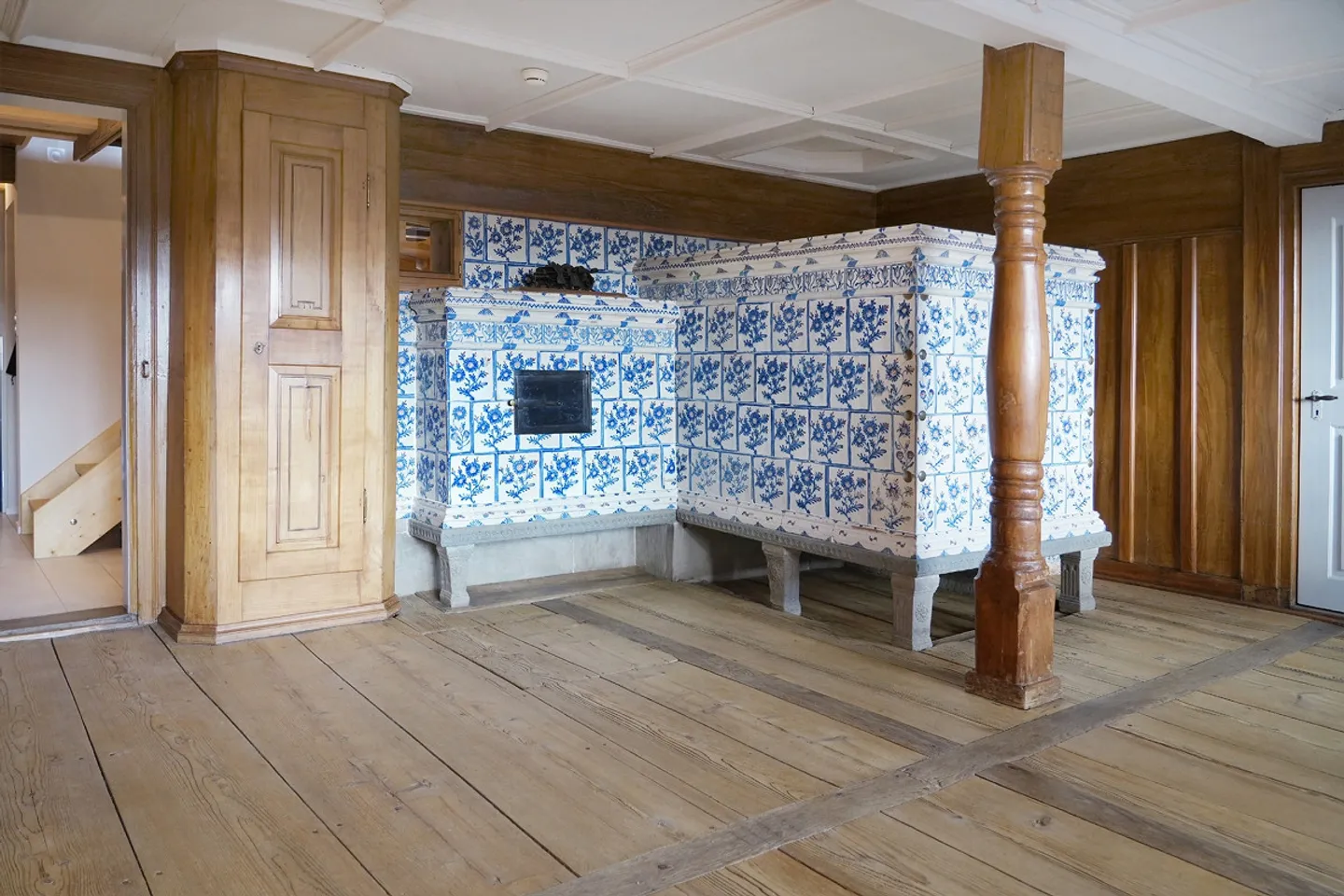 Historical old building apartment renovated in 2022 - Photo 1 of 17