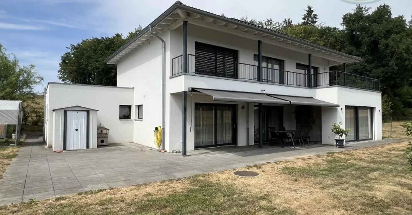Modernes Haus mit Garten - Foto 1 von 11