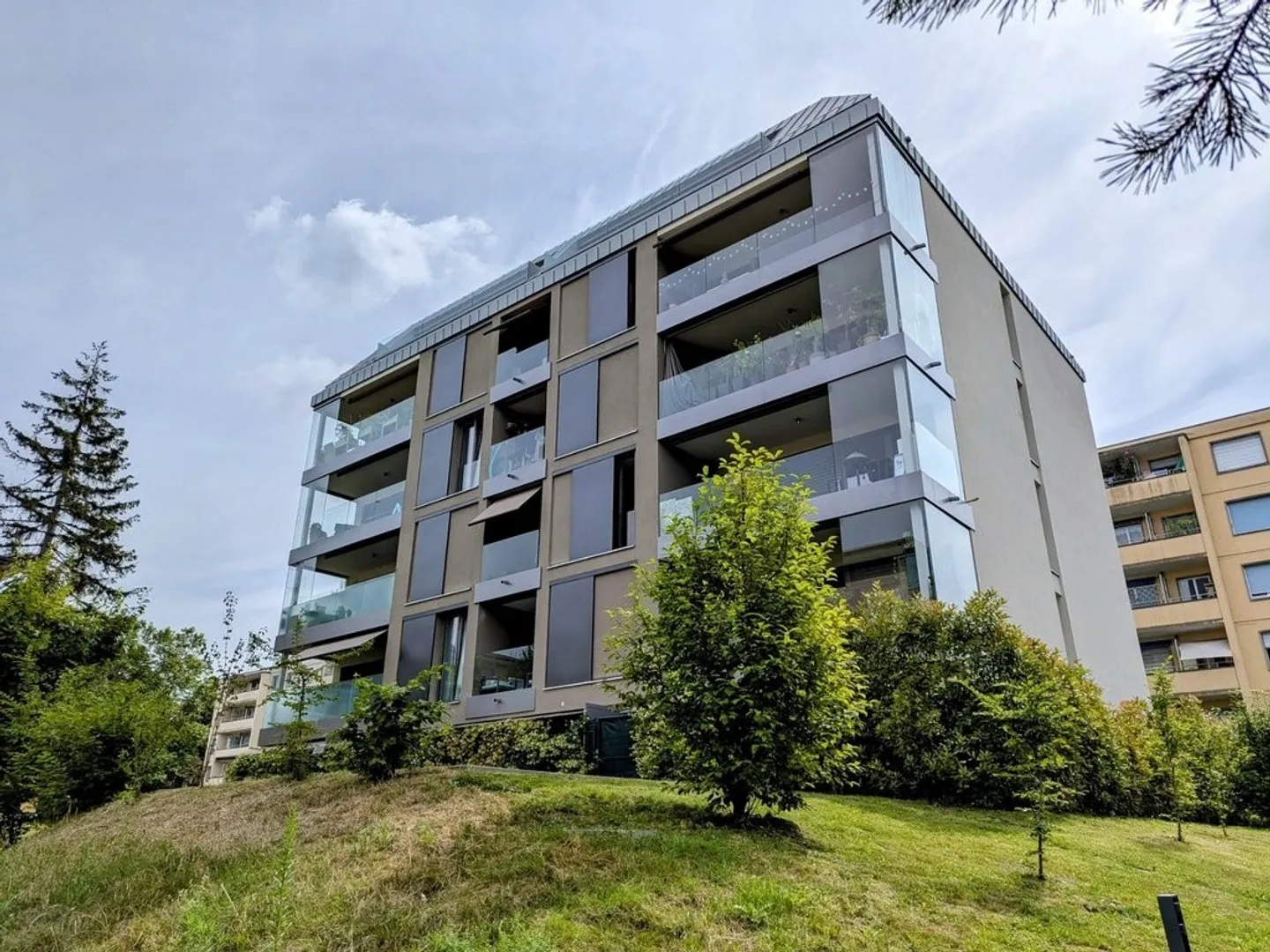 Unterirdischer Parkplatz sucht Auto - Foto 1 von 2