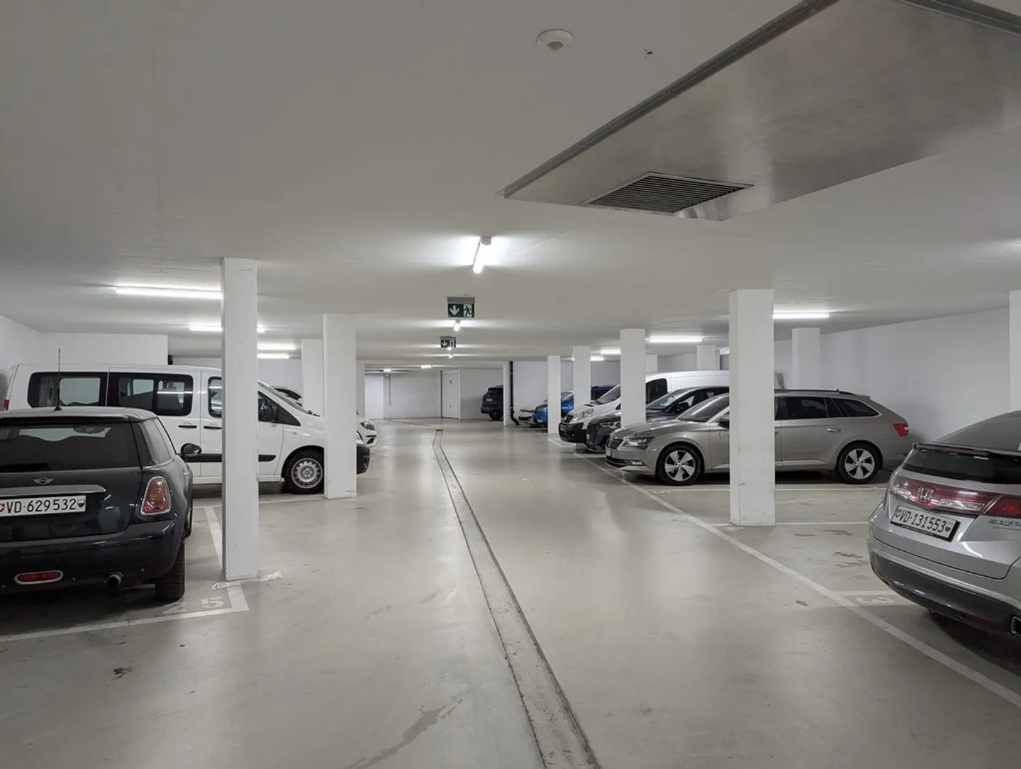 Unterirdischer Parkplatz sucht Auto - Foto 2 von 2