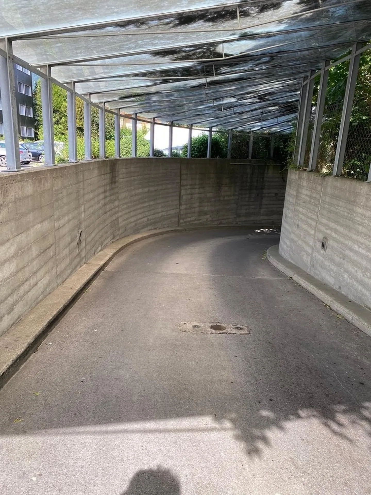 Überdachter Motorradparkplatz - Foto 2 von 2