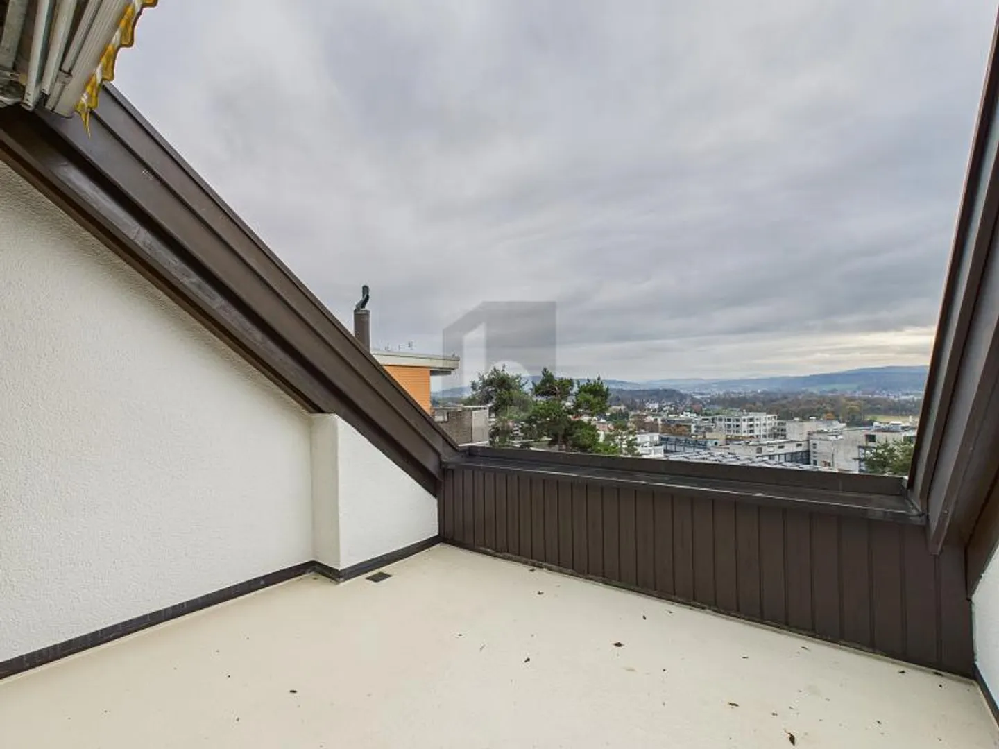 FRISCH RENOVIERT, MIT AUSSICHT AUF DAS LIMMATTAL - Photo 1 of 6