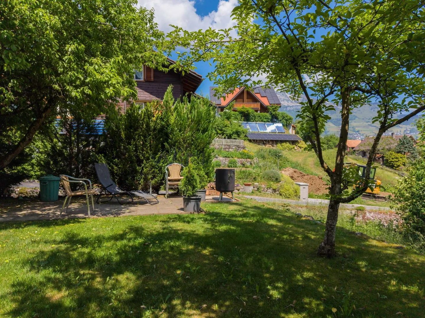 Spacious Attique with Garden Access - Photo 8 of 11