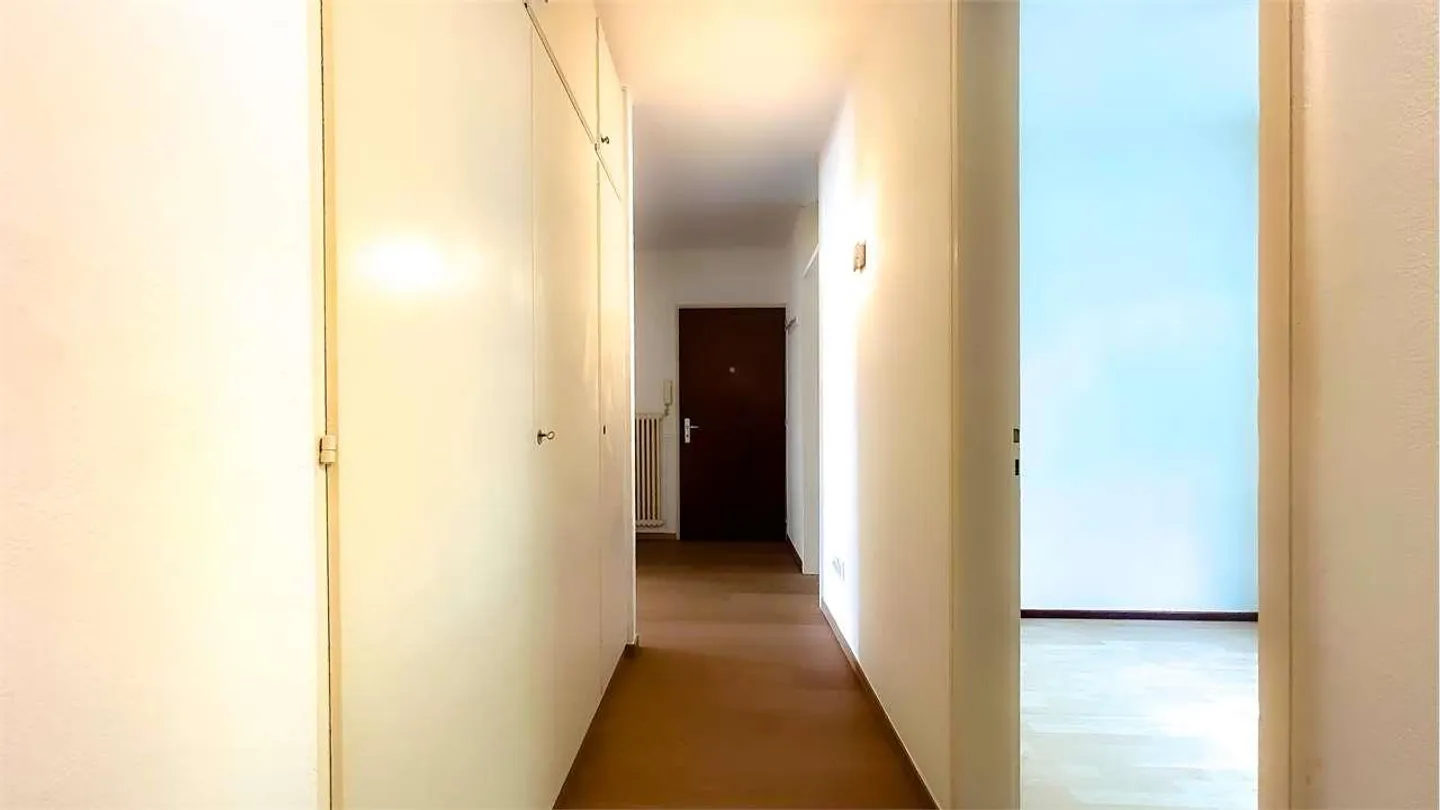 Einladendes 3.5-Zimmer-Wohnung mit Balkon und freier Aussicht - Photo 5 sur 8